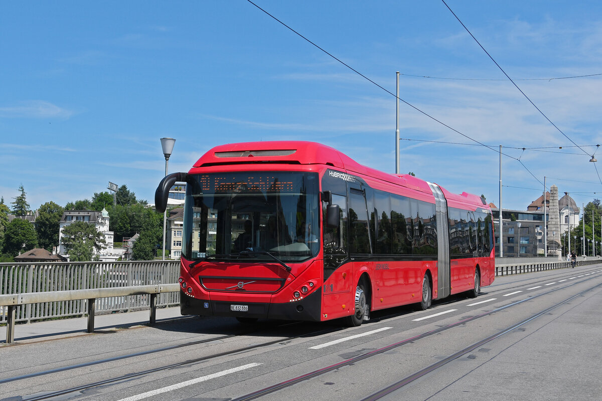 Volvo Hybridbus 886, auf der Linie 10, überquert am 09.07.2024 die Kornhausbrücke. Aufnahme Bern.