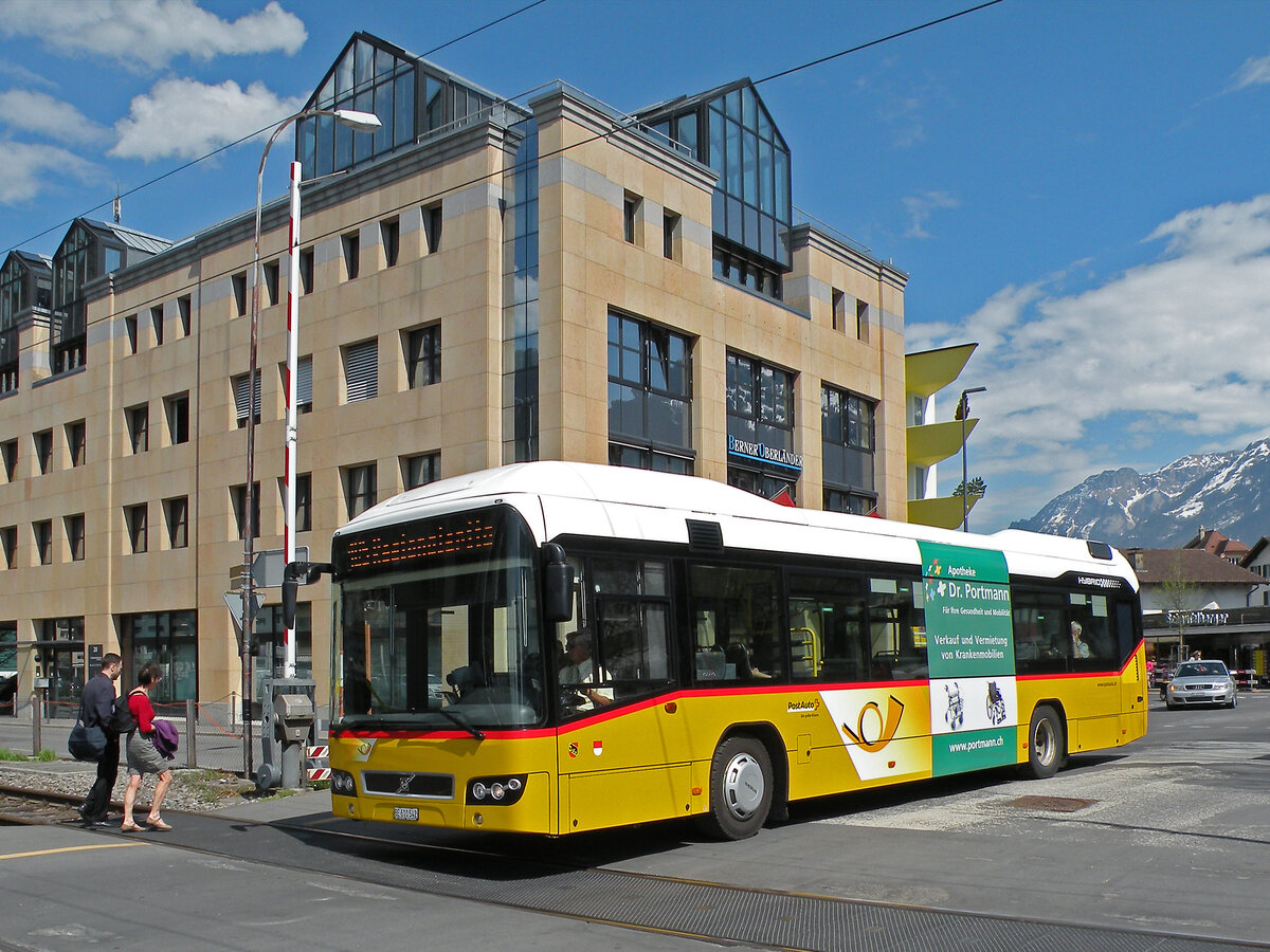 Volvo Hybridbus der Post, auf der Linie 105, verlässt am 18.04.2013 die Haltestelle beim Bahnhof Interlaken West.