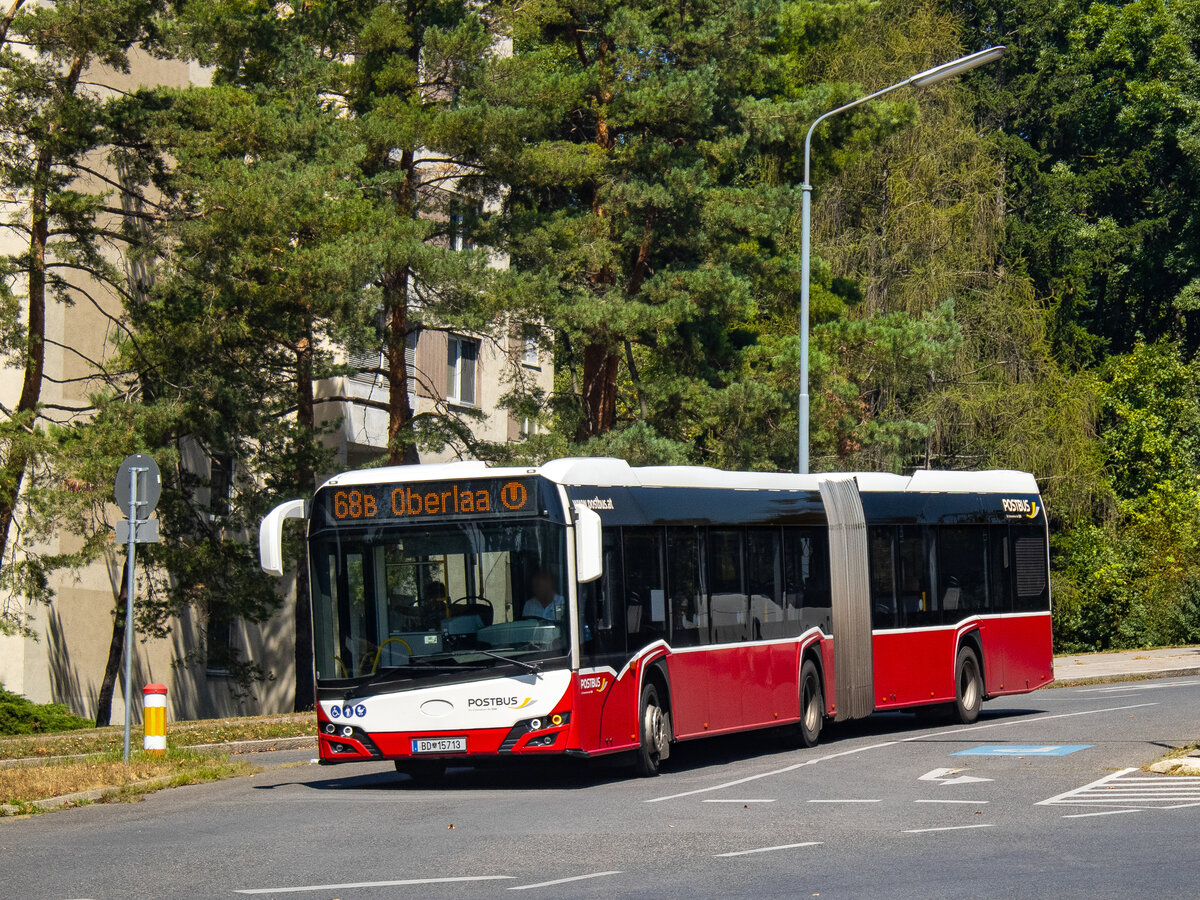 Wien. Das größte österreichische Autobusunternehmen, die ÖBB Postbus AG wird in Kürze alle Stadtbuslinien in Wien abgeben müssen. Das Tochterunternehmen besitzt als letzte Stadtbuslinie noch die Linie 68A & 68B, diese werden in kürze bald an ein anderes Unternehmen vergeben.
Der Postbus BD 15713 verlässt hier am 06.08.2024 als Linie 68B die Haltestelle  An der Kuhtrift  in Richtung Oberlaa Ⓤ.