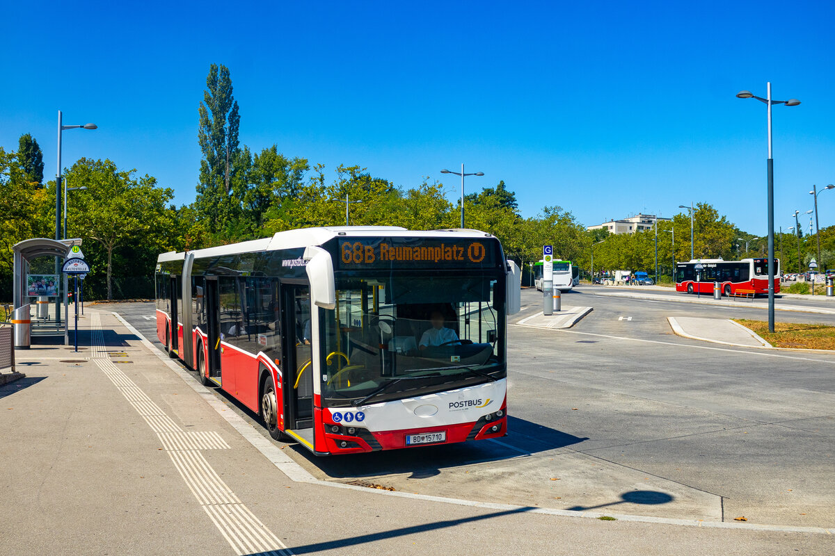 Wien. Das größte österreichische Autobusunternehmen, die ÖBB Postbus AG wird in Kürze alle Stadtbuslinien in Wien abgeben müssen. Das Tochterunternehmen besitzt als letzte Stadtbuslinie noch die Linie 68A & 68B, diese werden in kürze bald an ein anderes Unternehmen vergeben. Der Postbus BD 15710 steht hier am 06.08.2024 als Linie 68B in der Endhaltestelle Oberlaa Ⓤ und wird in wenigen Minuten in Fahrtrichtung Reumannplatz Ⓤ abfahren.