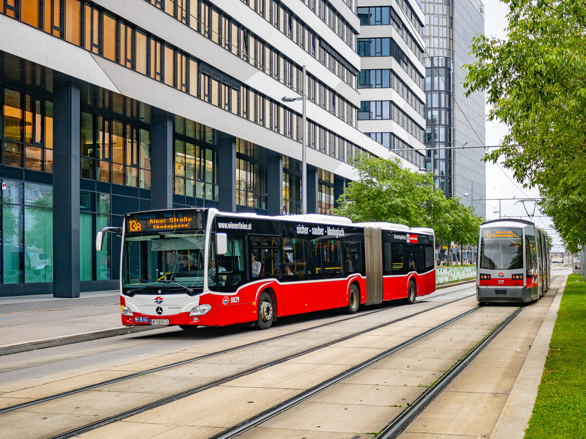 Wien. Wagen 8829 der Wiener Linien, erreicht hier am 21.05.2024 als 13A die Haltestelle Quartier Belvedere.