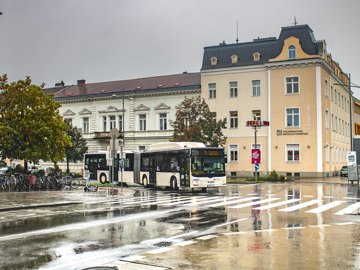 Wiener Neustadt. Die Wiener Neustädter Stadtwerke (WNSKS) besitzen ausschließlich MAN-Busse. Ein Lion's City NG ist hier an diesem verschneiten 13.09.2024 kurz vor dem Bahnhof Wiener Neustadt zu sehen.