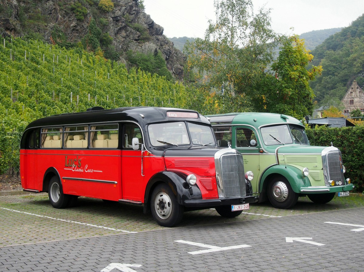 Zwei Daimler Benz Busse 0 3500 machen auf der Rückfahrt von einem Oldtimertreffen in Frankreich Station vor den Weinbergen in Alken an der Mosel. (18. Oktober 2015)