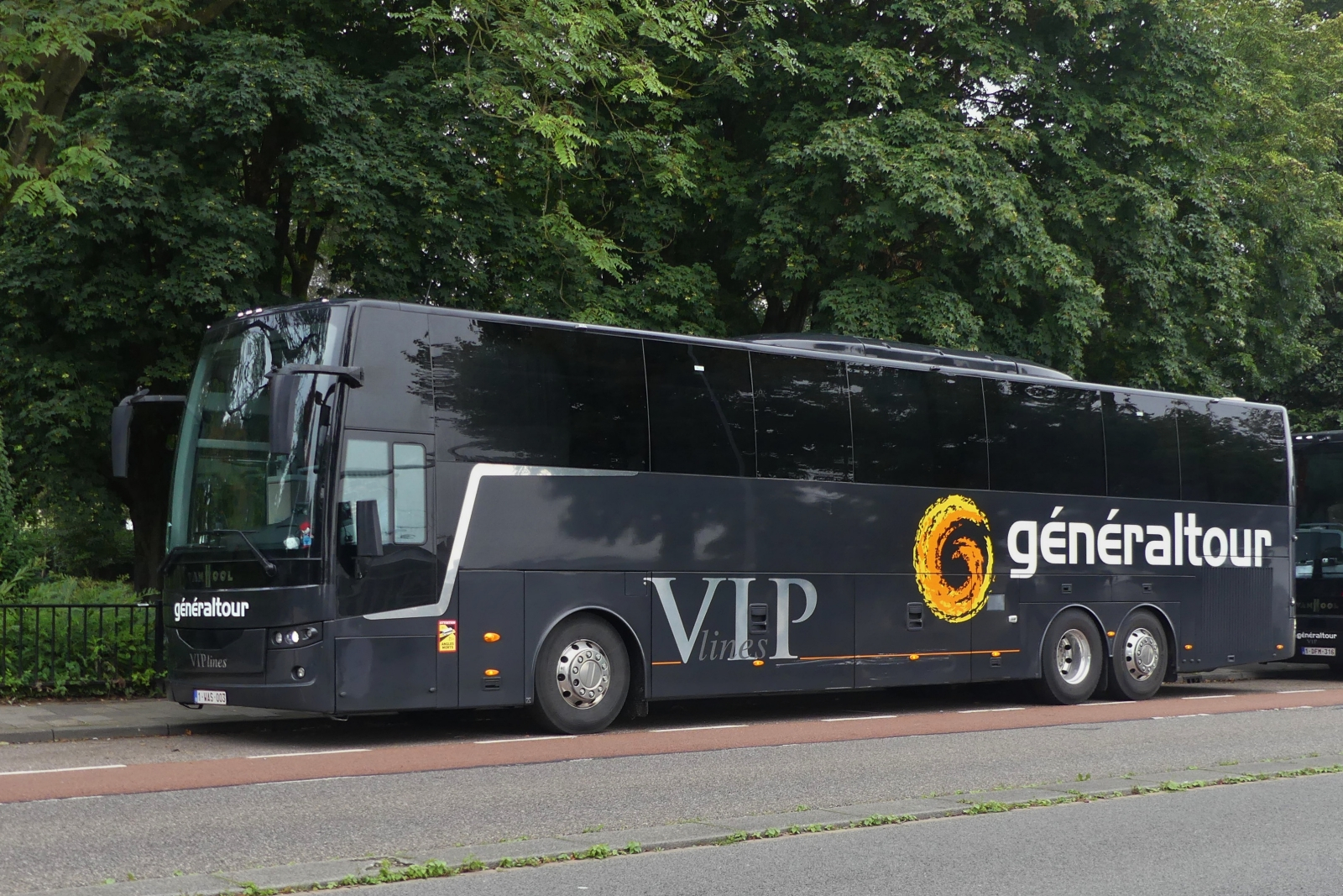 1-WAS-003, Van Hool EX, stand am 13.09.2024 in Maastricht am Straßenrand. 