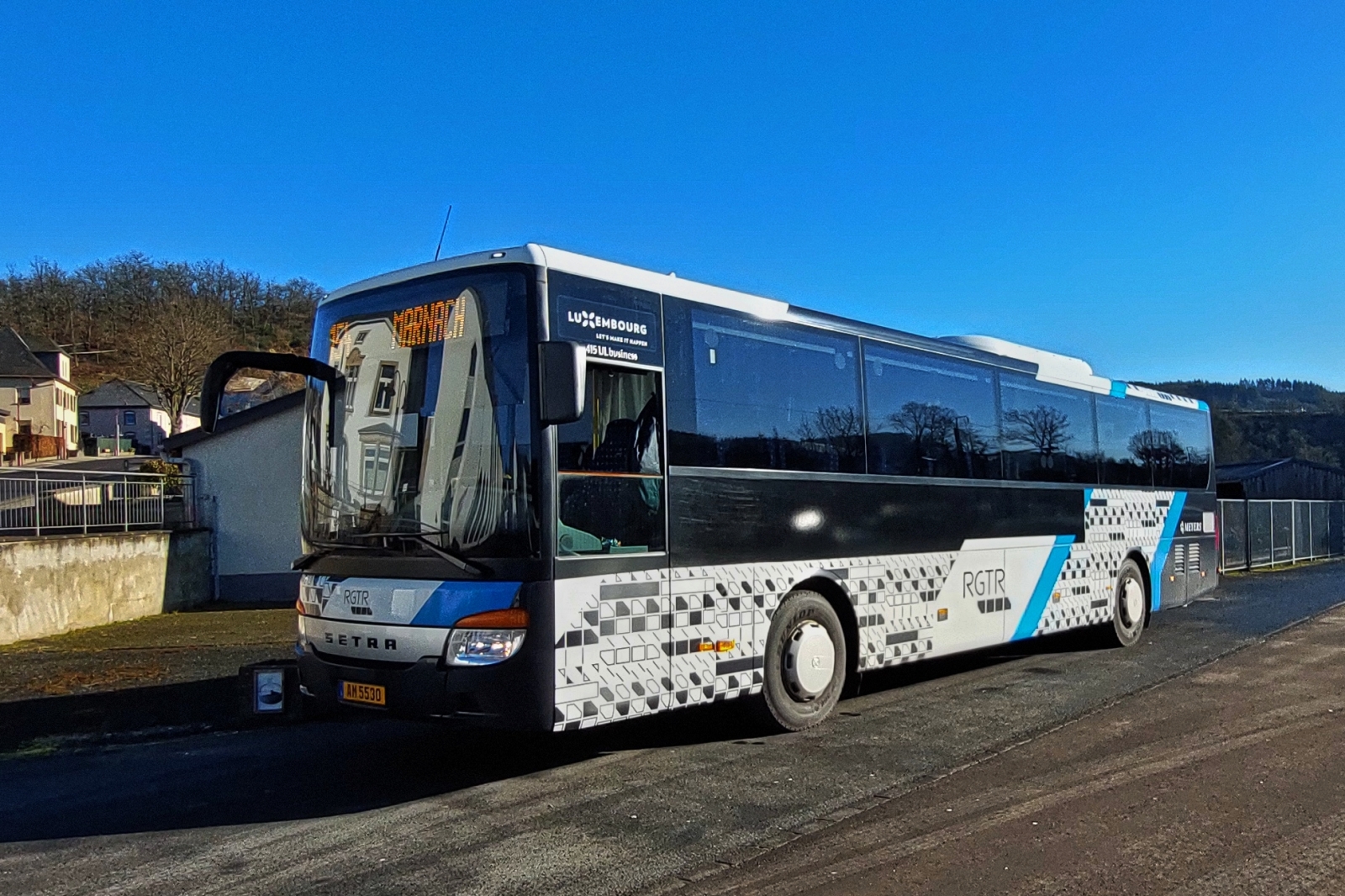 AM 5530, Setra S 415 UL, von Autocars Meyers, steht am Bahnhof von Wilwerwiltz zur fahrt nach Marnach bereit. 01.2025 Handyfoto