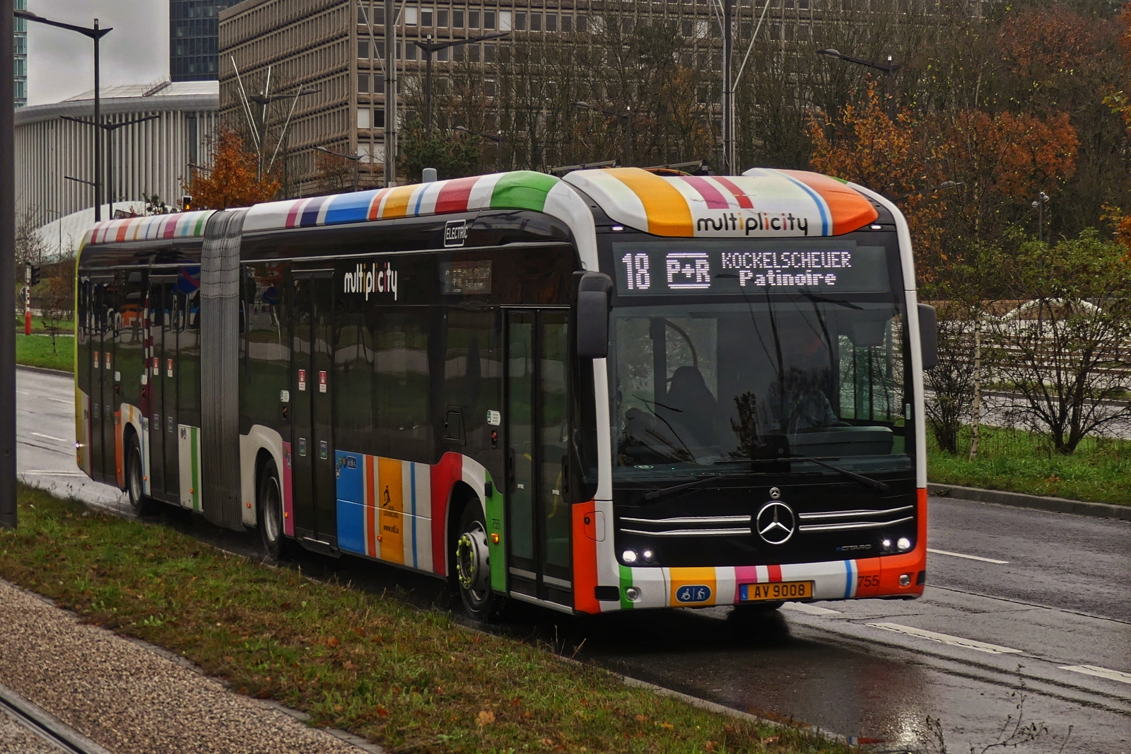 AV 9008, Mercedes Benz eCitaro des VDL, kommt an der Haltestelle Roud Bréck in der Stadt Luxemburg an. 11.2024