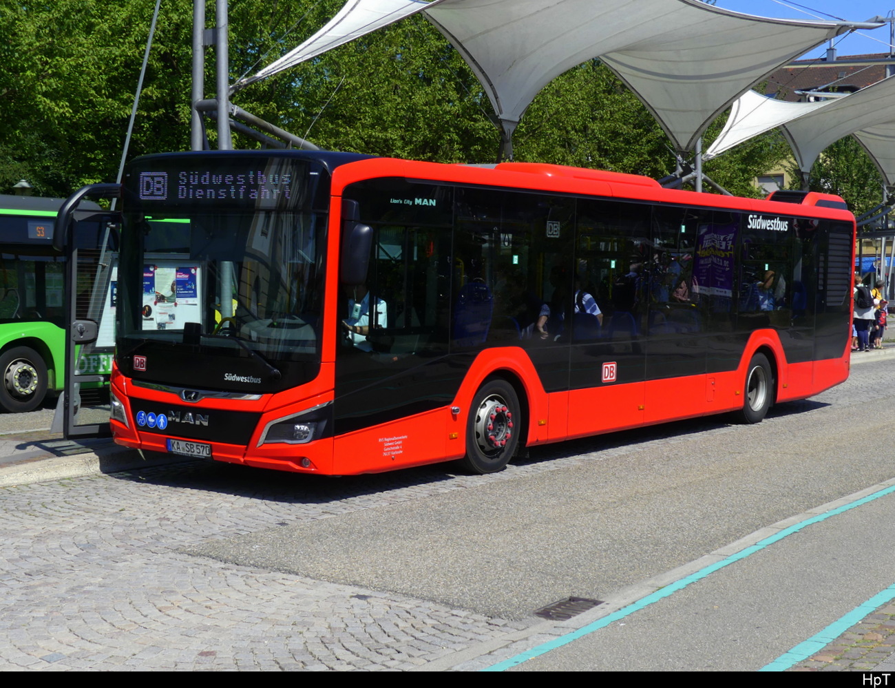 DB-Südwestbus - MAN Lion`s City Hybrid  KA.SB 570 bei den Haltstellen neben dem Bhf. Offenburg am 2024.07.25