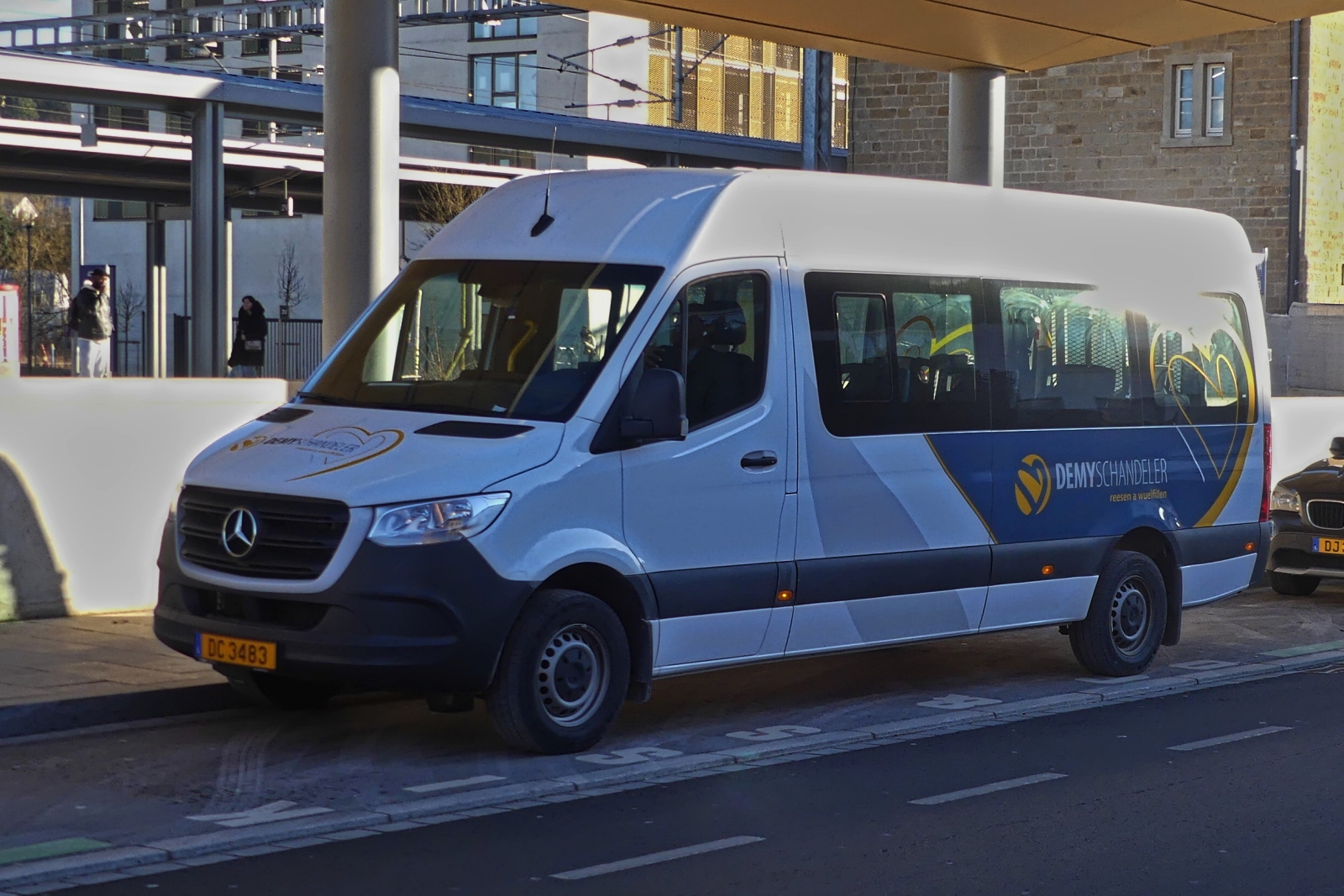 DC 3483, Mercedes Benz Sprinter, steht bei schwierigen Lichtverhältnissen am Bahnhof in Mersch. 01.2025