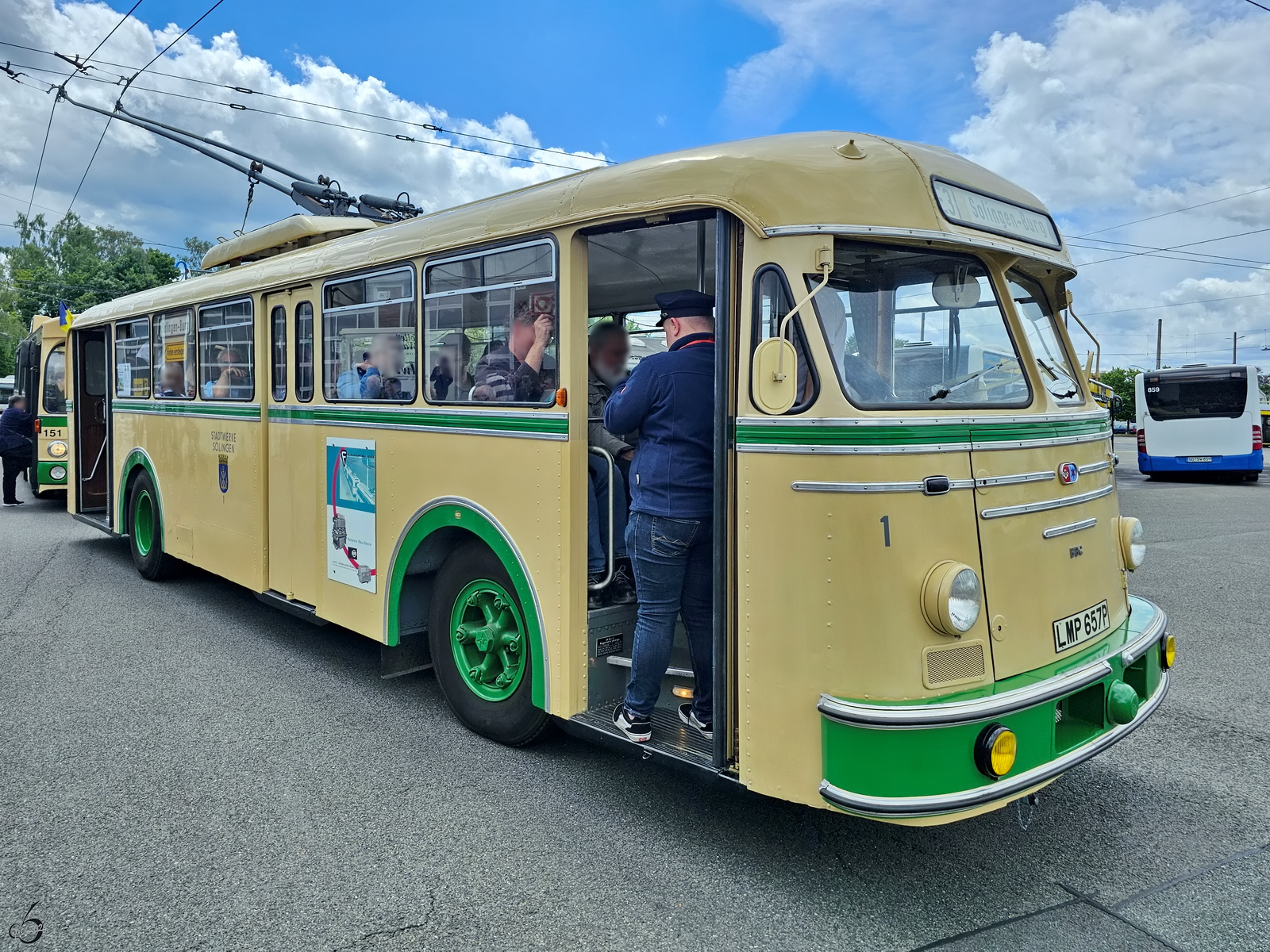 Der 1952 gebaute Uerdingen/Henschel/BBC IIIs war der erste Oberleitungsbus in Solingen und wurde zum 25jährigen Bestehen des Obus Museums aus der jetzigen Heimat in Großbritannien überführt. (Juli 2024)