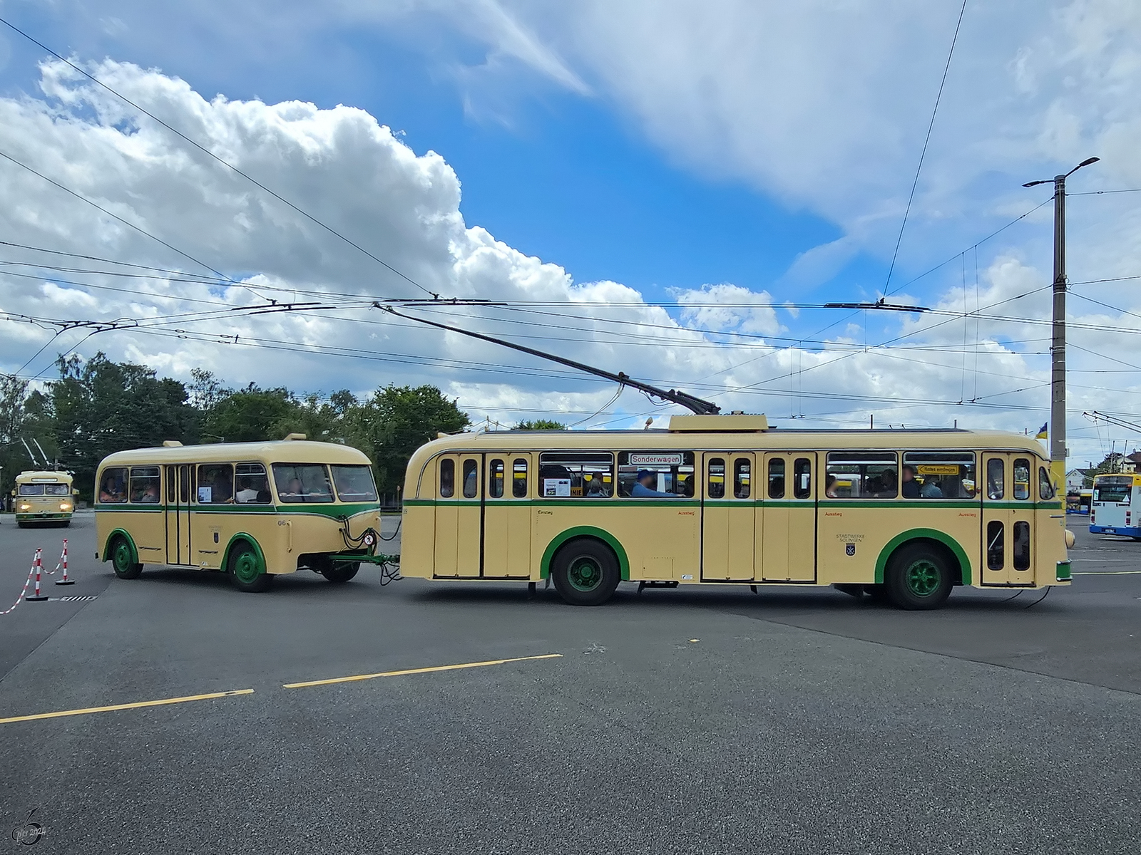 Der 1959 gebaute Uerdingen/Henschel ÜH IIIs Oberleitungsbus hat 28 Sitzplätze und ist hier zusammen mit dem mit 23 Sitzplätzen ausgestatteten Anhänger Orion WH112 aus dem Jahr 1956 zu sehen. (Obus Museum Solingen, Juli 2024)