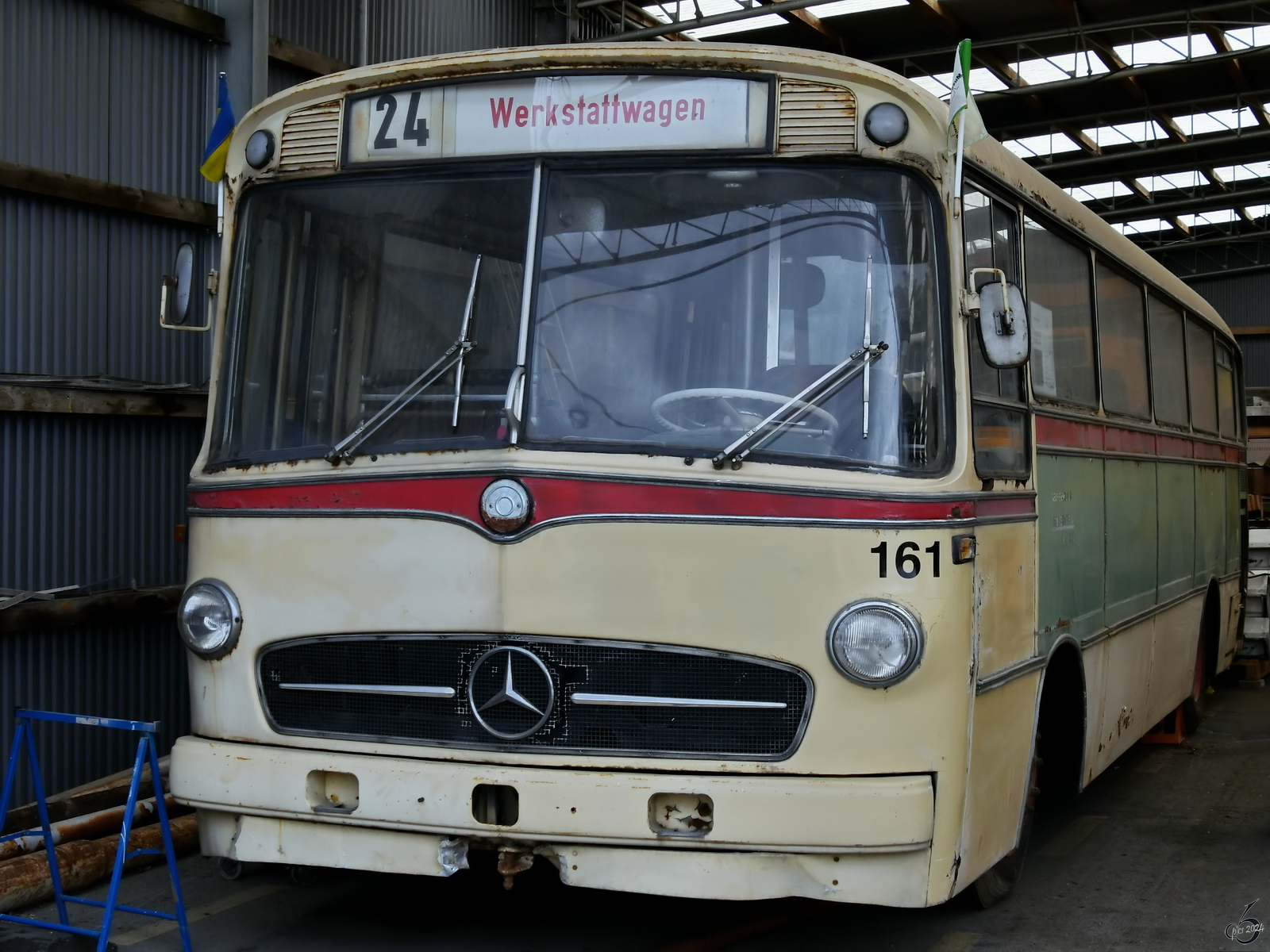 Dieser 1964 gebaute Mercedes Benz O322 ist Teil der Ausstellung im Obus Museum Solingen. (Juli 2024)