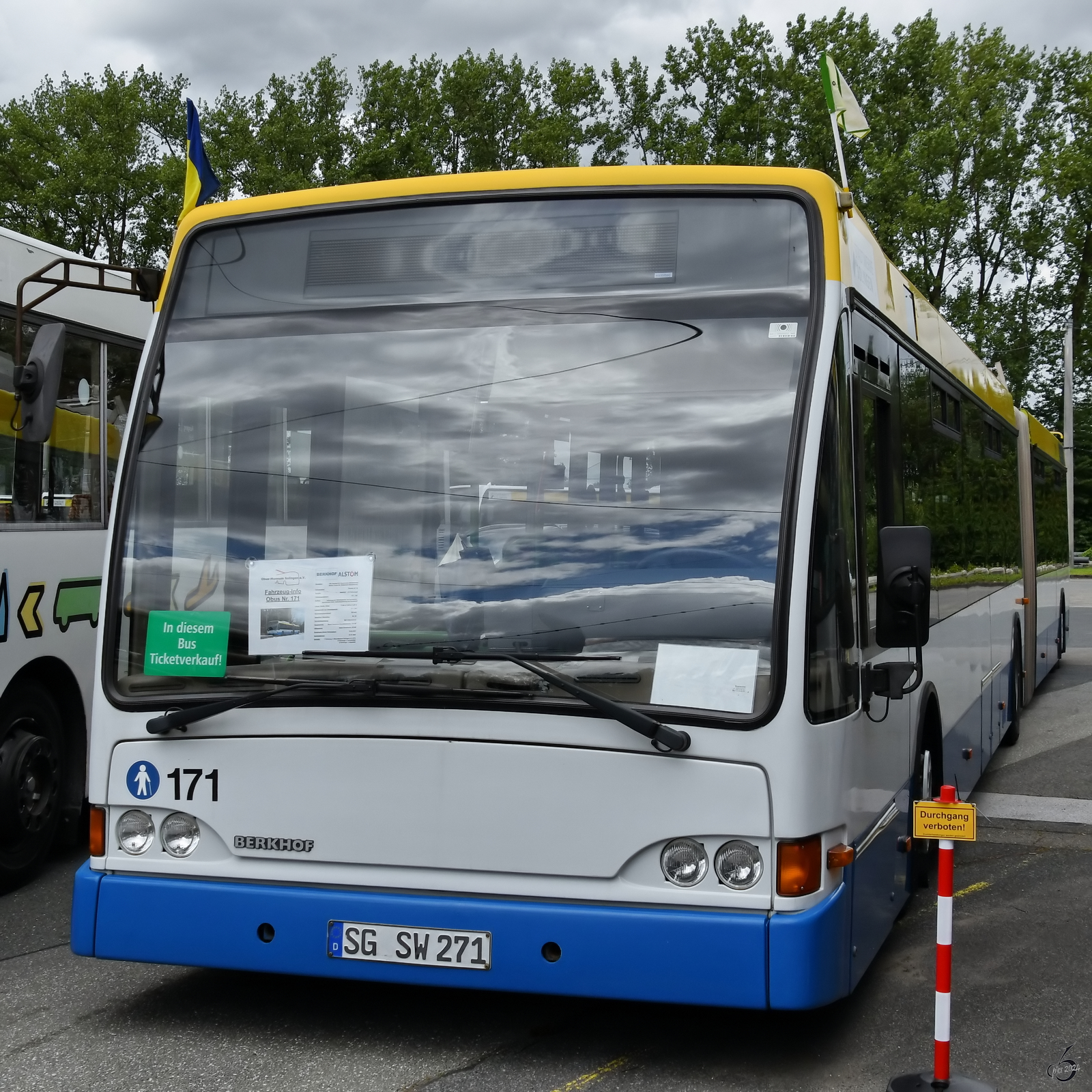 Dieser Berkhof Premier AT18 Oberleitungsgelenkbus stammt aus dem Jahr 2000. (Obus Museum Solingen, Juli 2024)