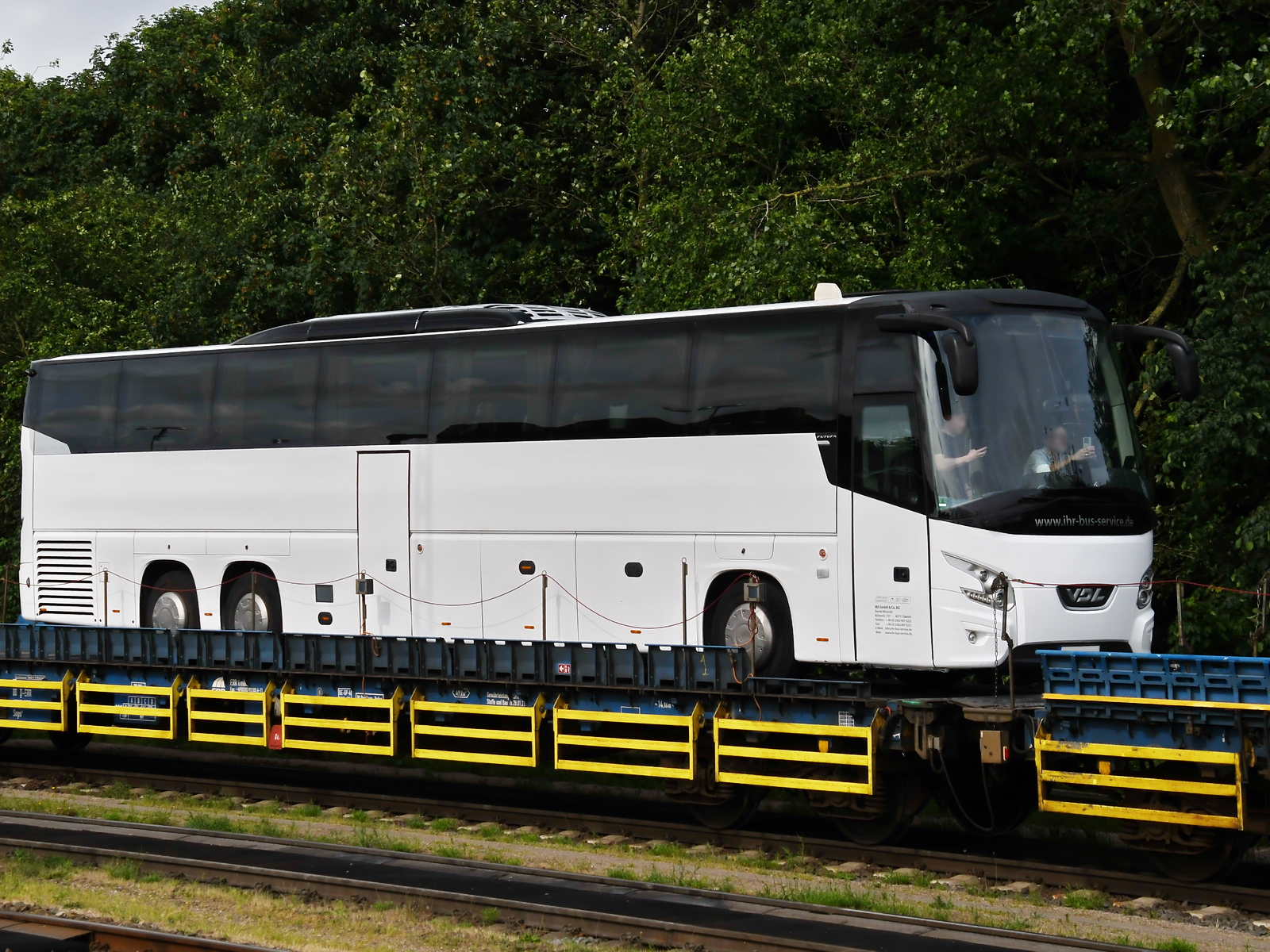 Dieser VDL Futura Reisebus ist hier auf einem Eisenbahnwagen zu sehen. (Niebüll, Juni 2024)