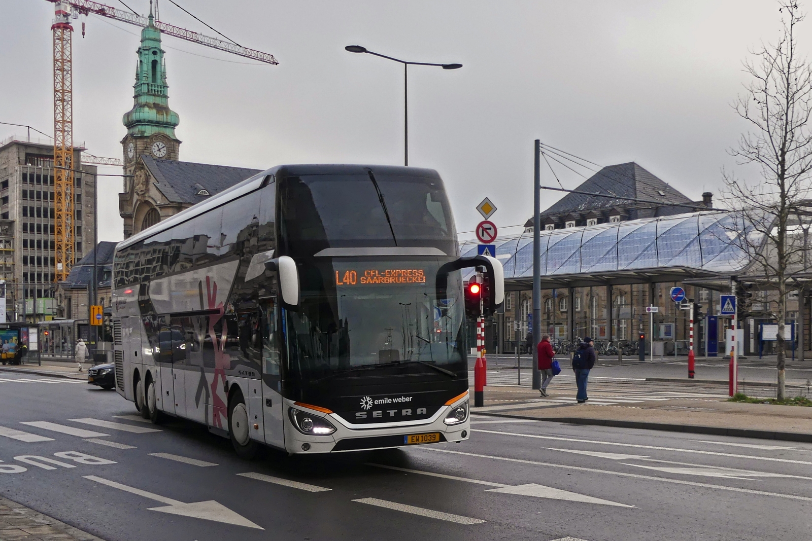 EW 1039, Setra S500er Serie, von Emile Weber, hat soeben die Haltestelle am Bahnhof in Luxemburg  in Richtung Saarbrücken verlassen. 10.01.2025