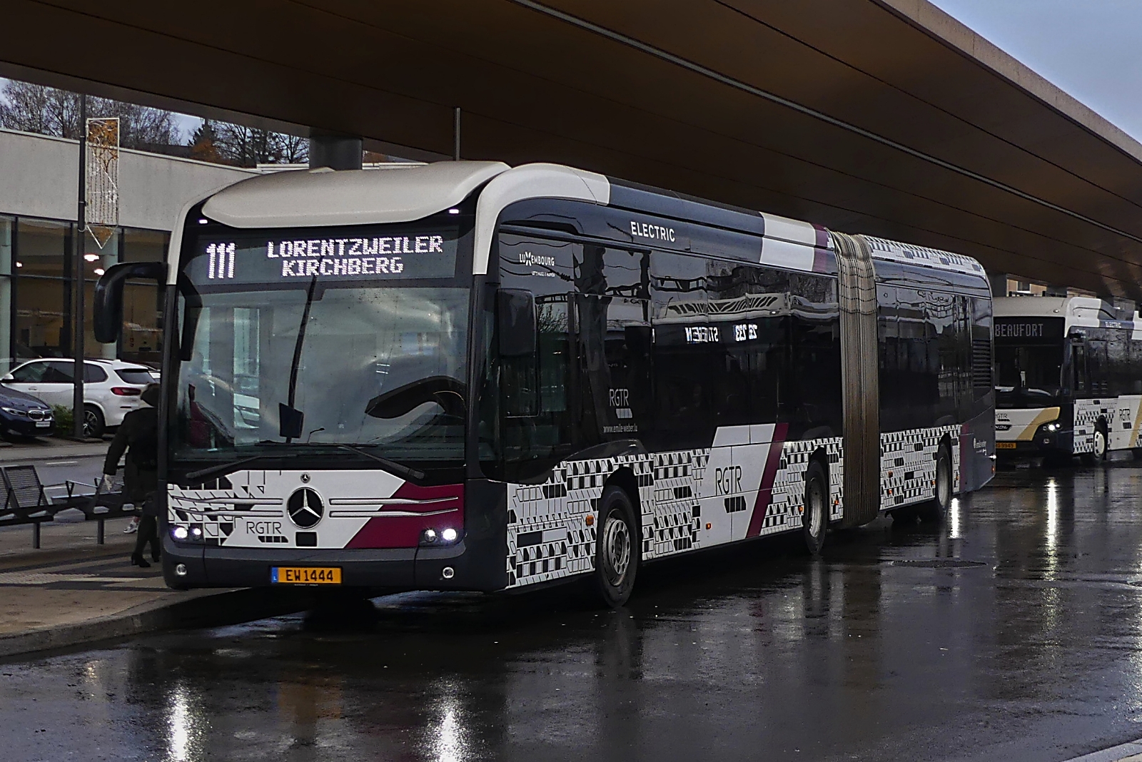 EW 1444, Mercedes Benz eCitaro, von Emile Weber, steht am Busbahnhof in Mersch. 11.2024