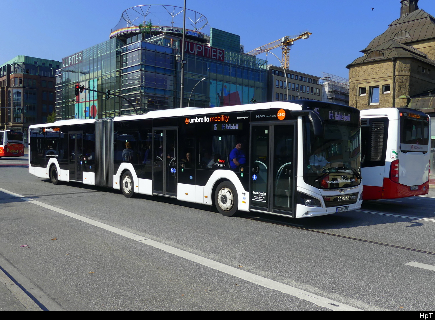 Hamburg hvv / umbrellamobility - Man Lion`s City Hybrid  Nr.2343  HH.UM 5384 mit Werbung unterwegs auf der Linie 16 in der Stadt Hamburg am 2024.09.17