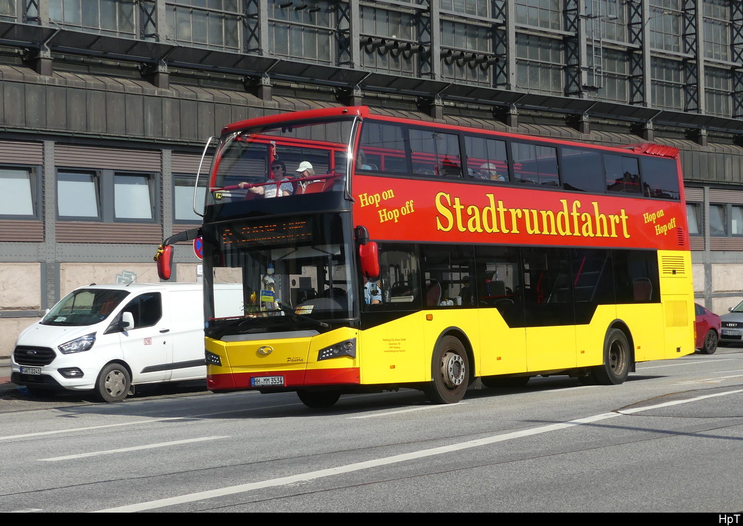 Hamburg Stadtrundfahrt - Doppelstock Bus  Güleryüz  HH.MM 3534 unterwegs in der Stadt Hamburg am 2024.09.17