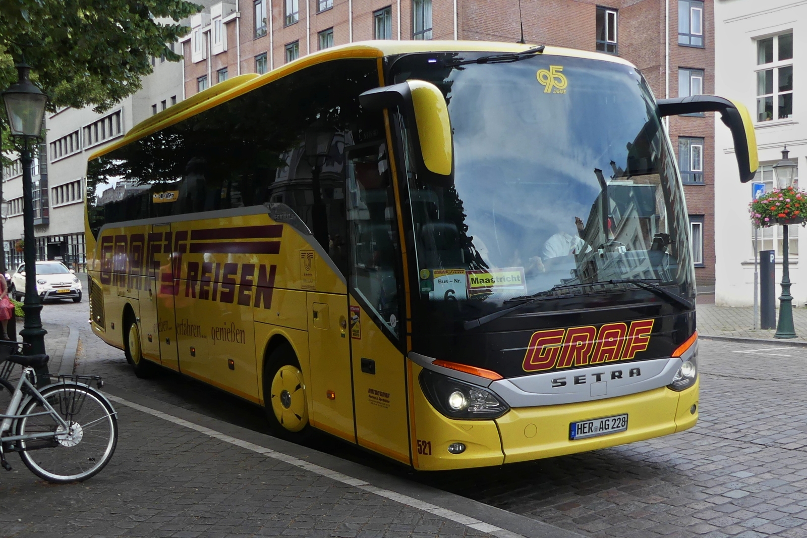 HER-AG 228, Setra S515 HD, von Greif Reisen hält an einer Bushaltestelle in Maastricht. 07.2024