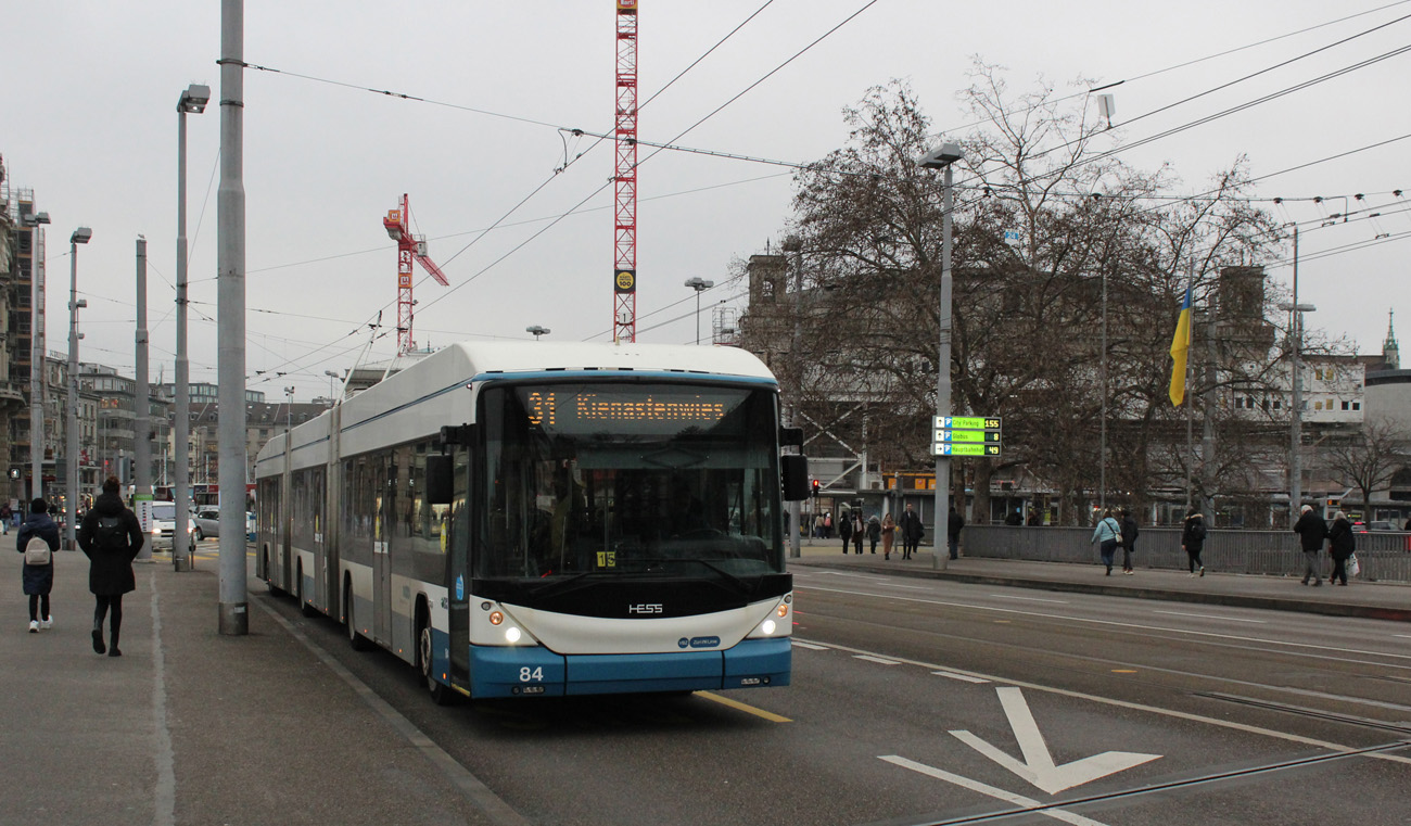 Lightram 84 zwischen Bahnhofplatz/HB und Central in Zürich am 25.01.2023.