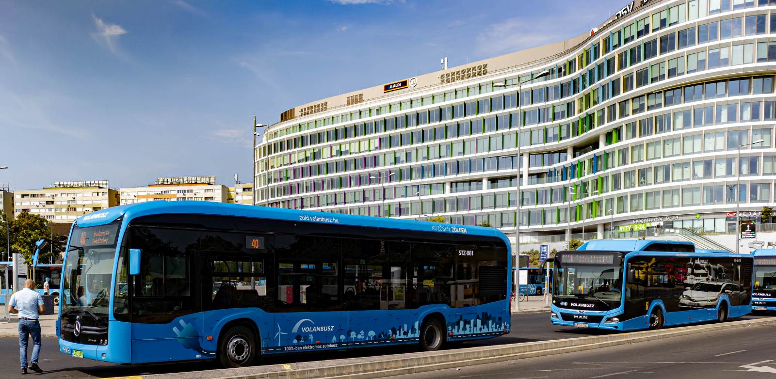 Mercedes-benz eCitaro und MAN Lion's City im budapester Stadtverkehr. Foto: Juli, 2024, Budapest-Kelenföld