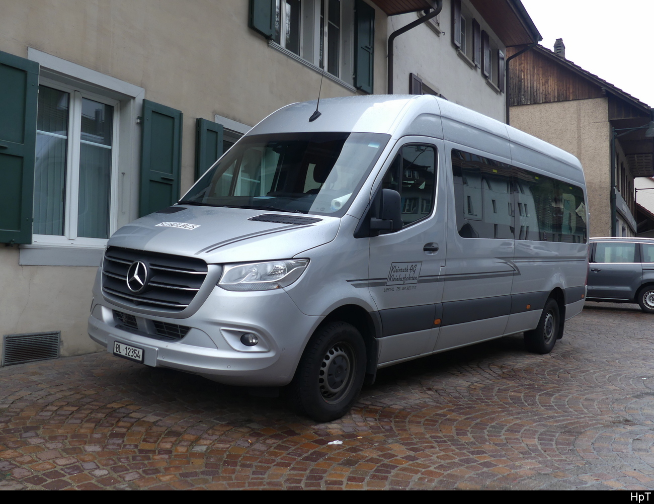  Mercedes Sprinter als Schulbus abgestellt in Hölstein am 02.04.2023