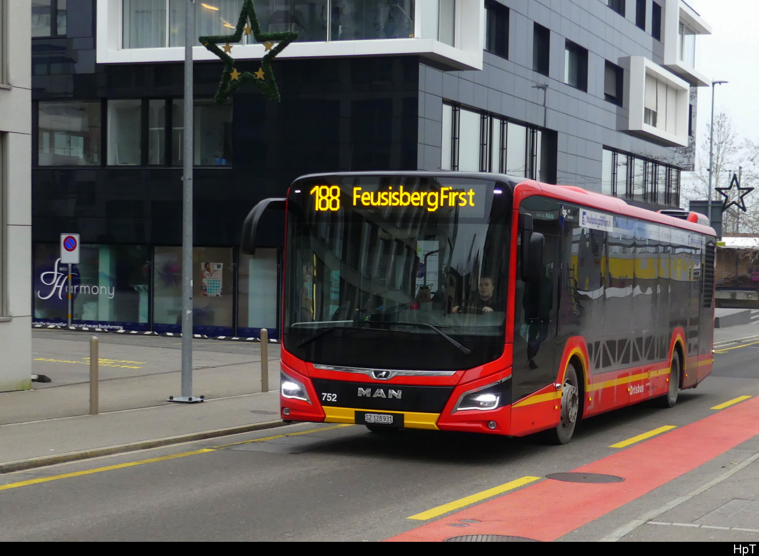 Ortsbus Gemeinde Freienbach  - MAN Lion`s City Hybrid  Nr.752  SZ  128931 unterwegs in Pfäffikon / SZ am 2024.12.27