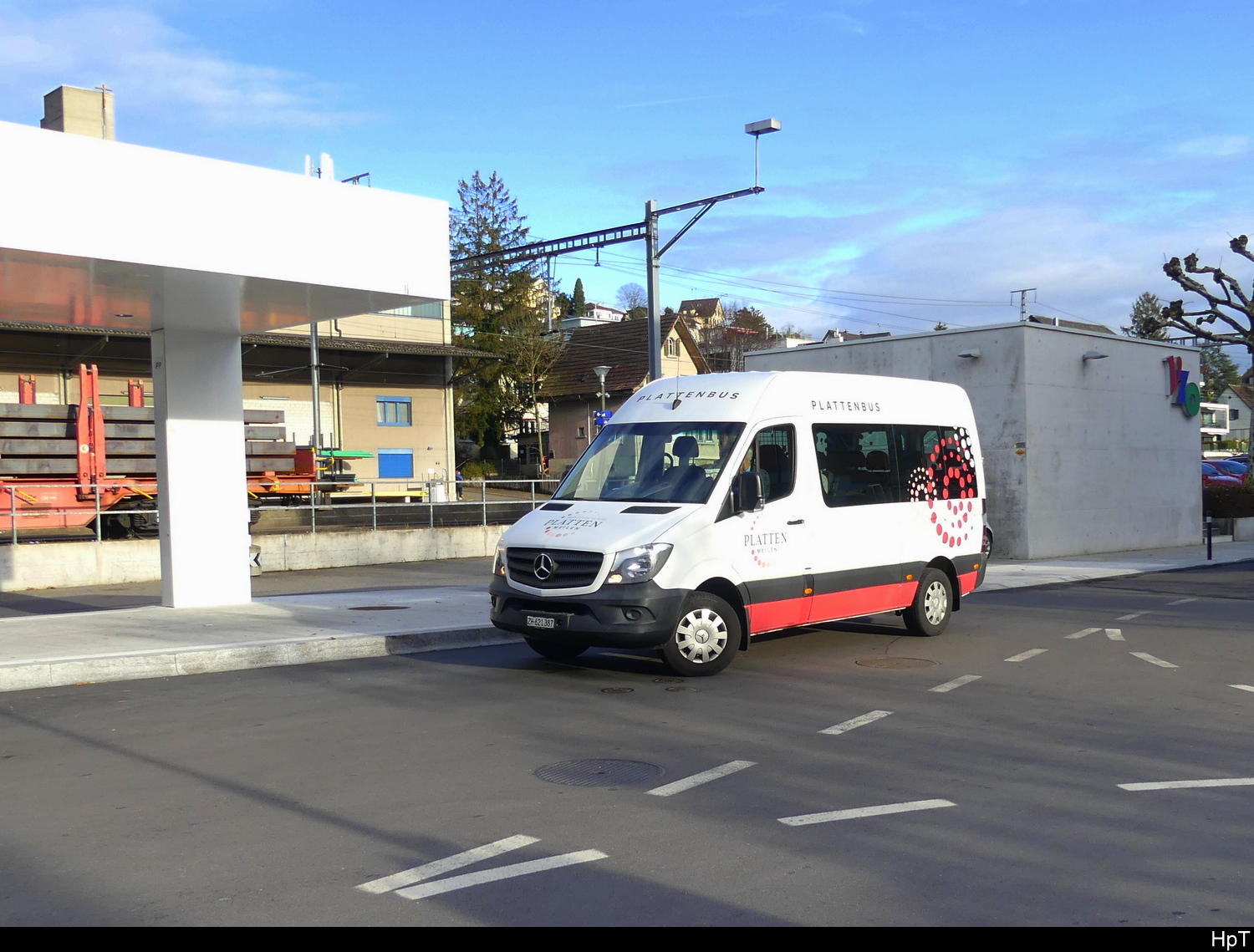 Plattenbus - Mercedes Sprinter  ZH  621387 in Meilen bei den Bushaltestellen beim Bhf. Meilen am 2024.12.21