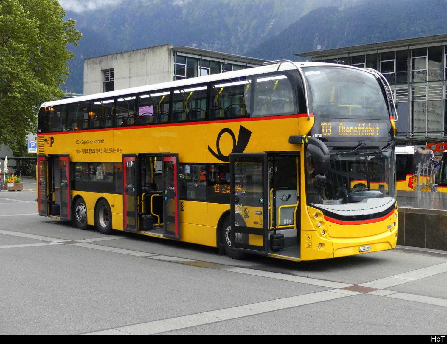 Postauto - Alexander Dennis  SG  443911 vor dem Bahnhof in Interlaken Ost am 2024.09.08