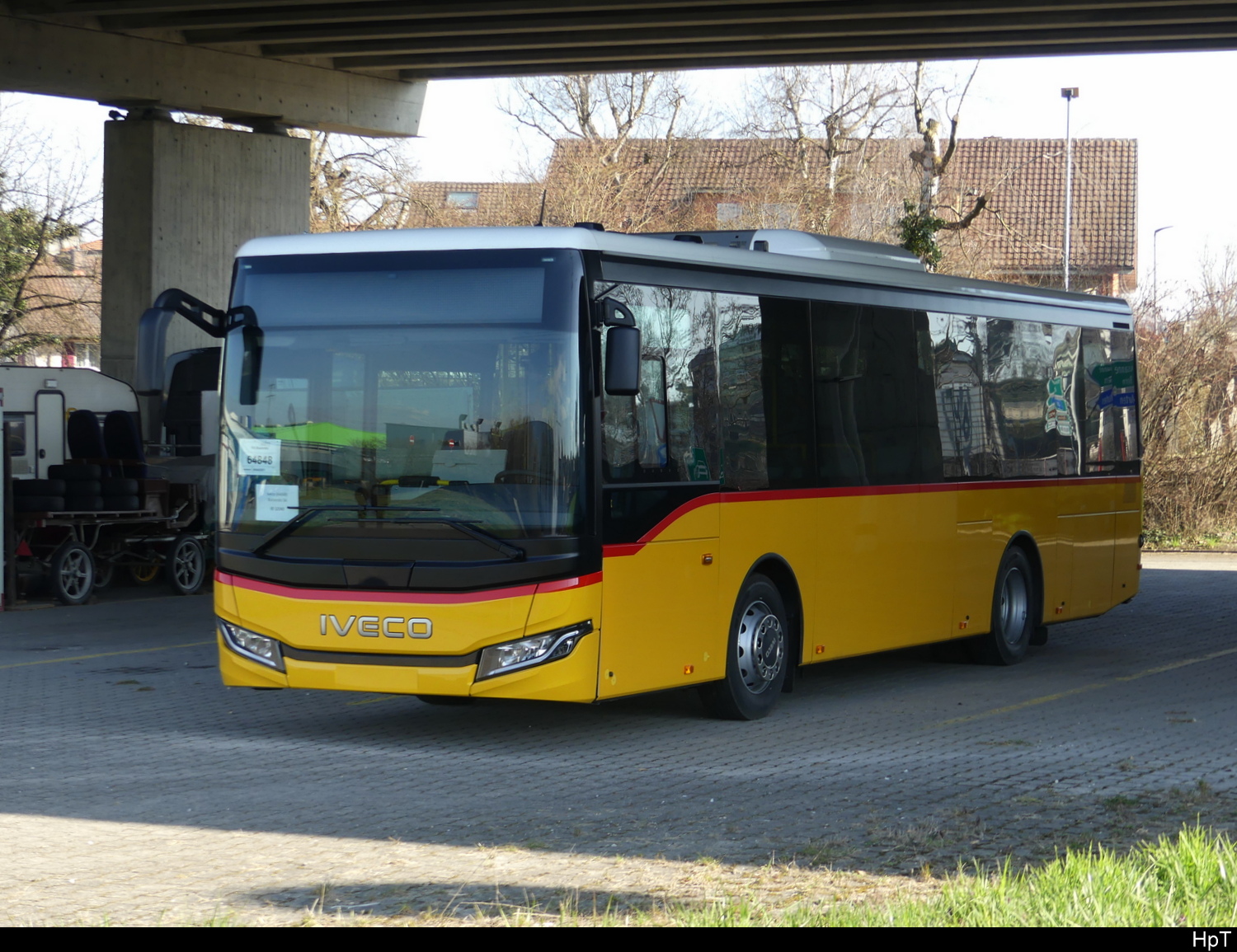 Postauto - Neuer Iveco Crossway abgestellt in Kerzers am 08.03.2025