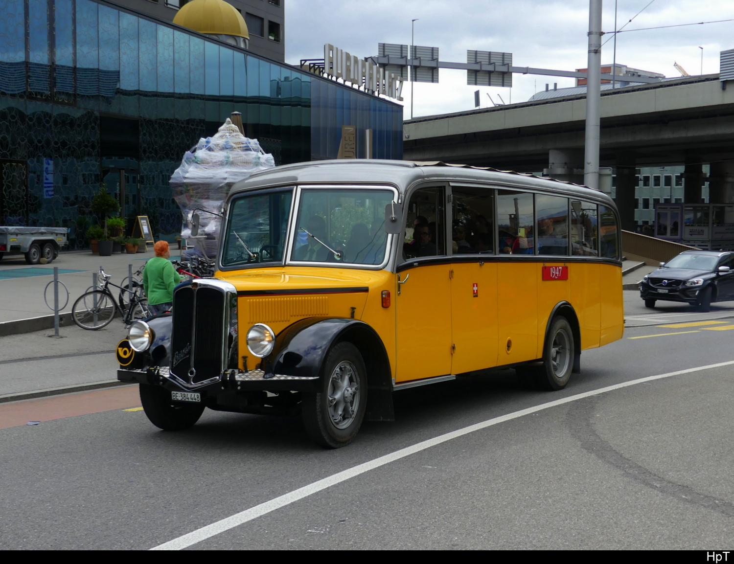 Postauto - Oldtimer  Berna  BE 384448 unterwegs beim Europaplatz für Bern Mobil anlässlich der 100 Jahr Feier von Bern Mobil am 2024.09.14 