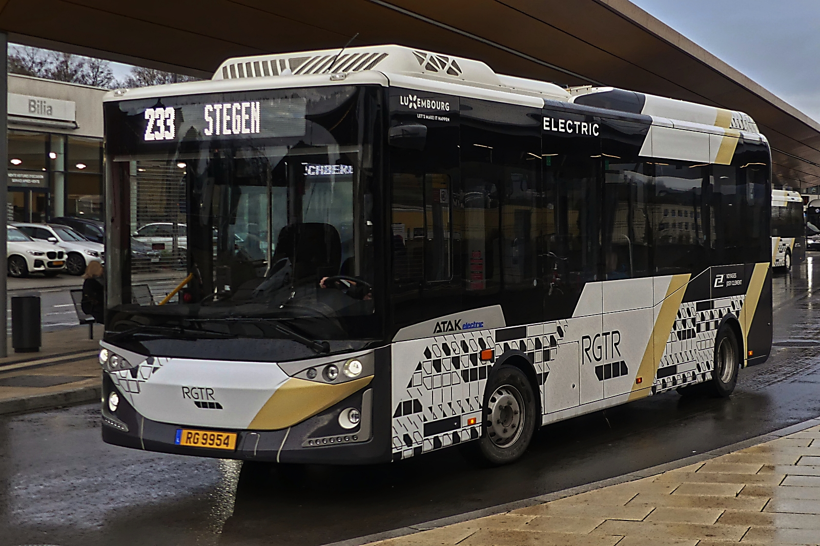 RG 9954, Karan Atak, von Voyages Josy Clement, verlässt gerade den Busbahnhof in Mersch. 11.2024