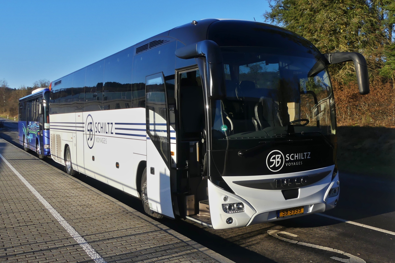 SB 9999, Iveco-Irisbus Magelys Pro, von Voyage Schiltz, steht an der Schule in Wilwerwiltz. 01.2025