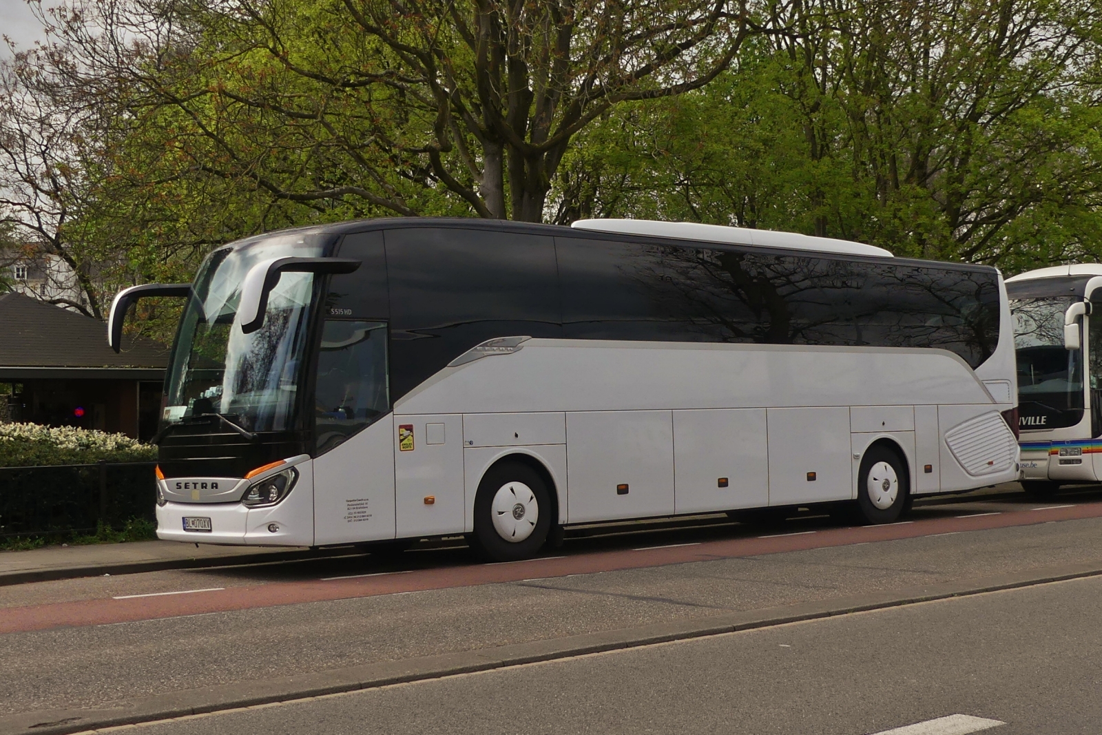  Setra S 515 HD, wartet am Straßenrand in Maastricht auf seine Fahrgäste. 04.2024