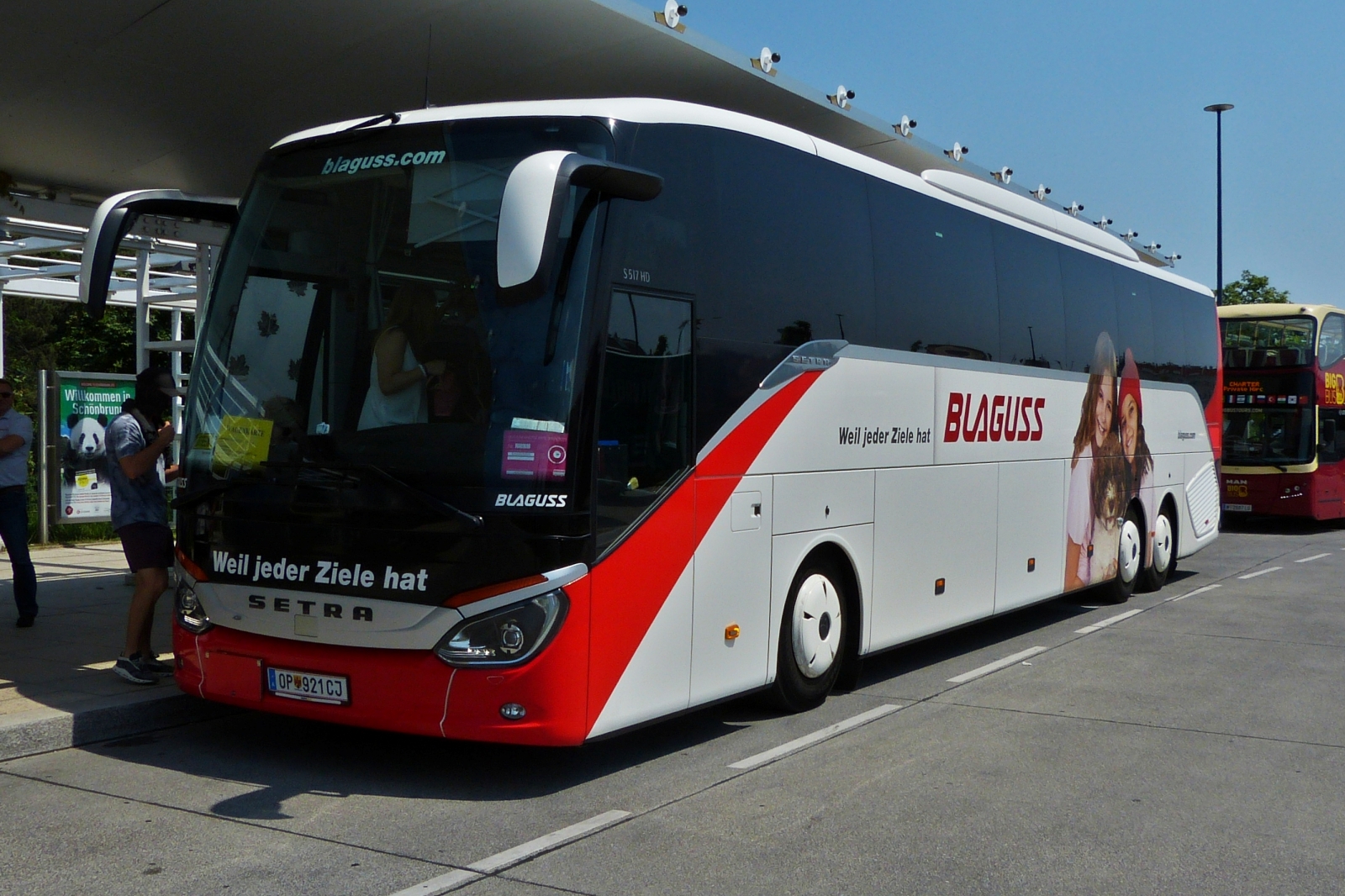 Setra S 517 HD von Blaguss, an der Haltestelle auf dem Busparkplatz Schnbrunn in Wien aufgenommen. 06.2023