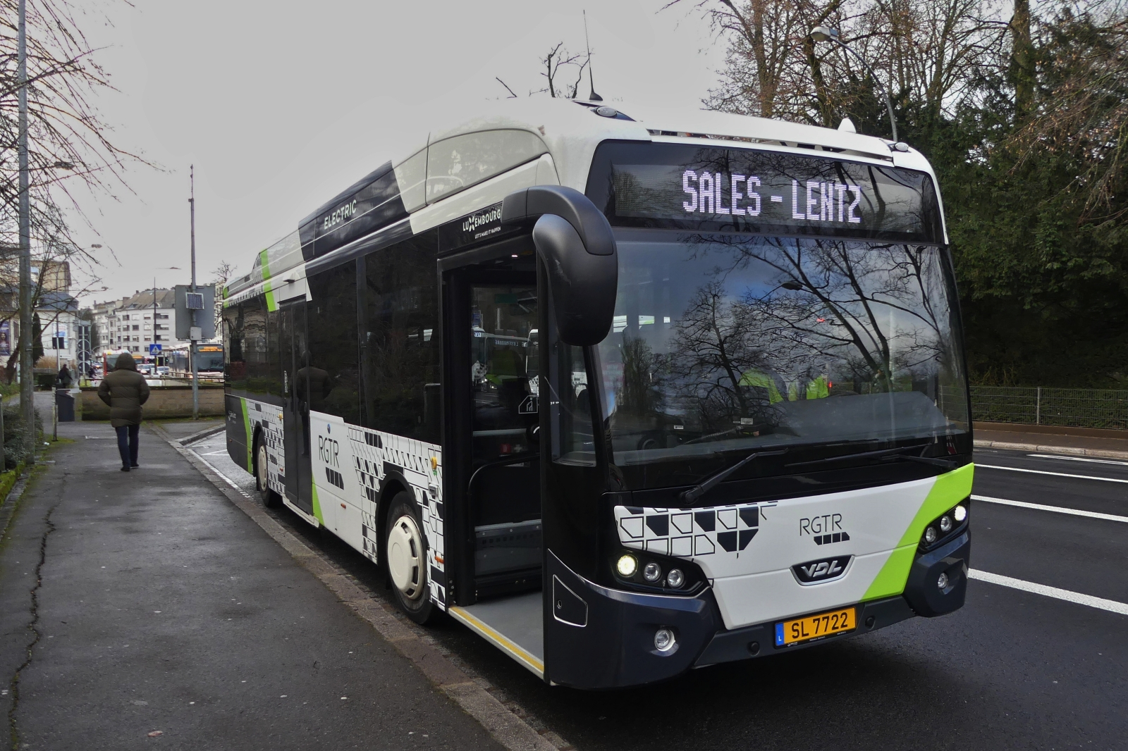 SL 7722, VDL eCitea von Sales Lentz, hat die Endhaltestelle in der Stadt Luxemburg erreicht, macht nun eine kurze Pause. 10.01.2025
Gruß an den freundlichen Fahrer.
