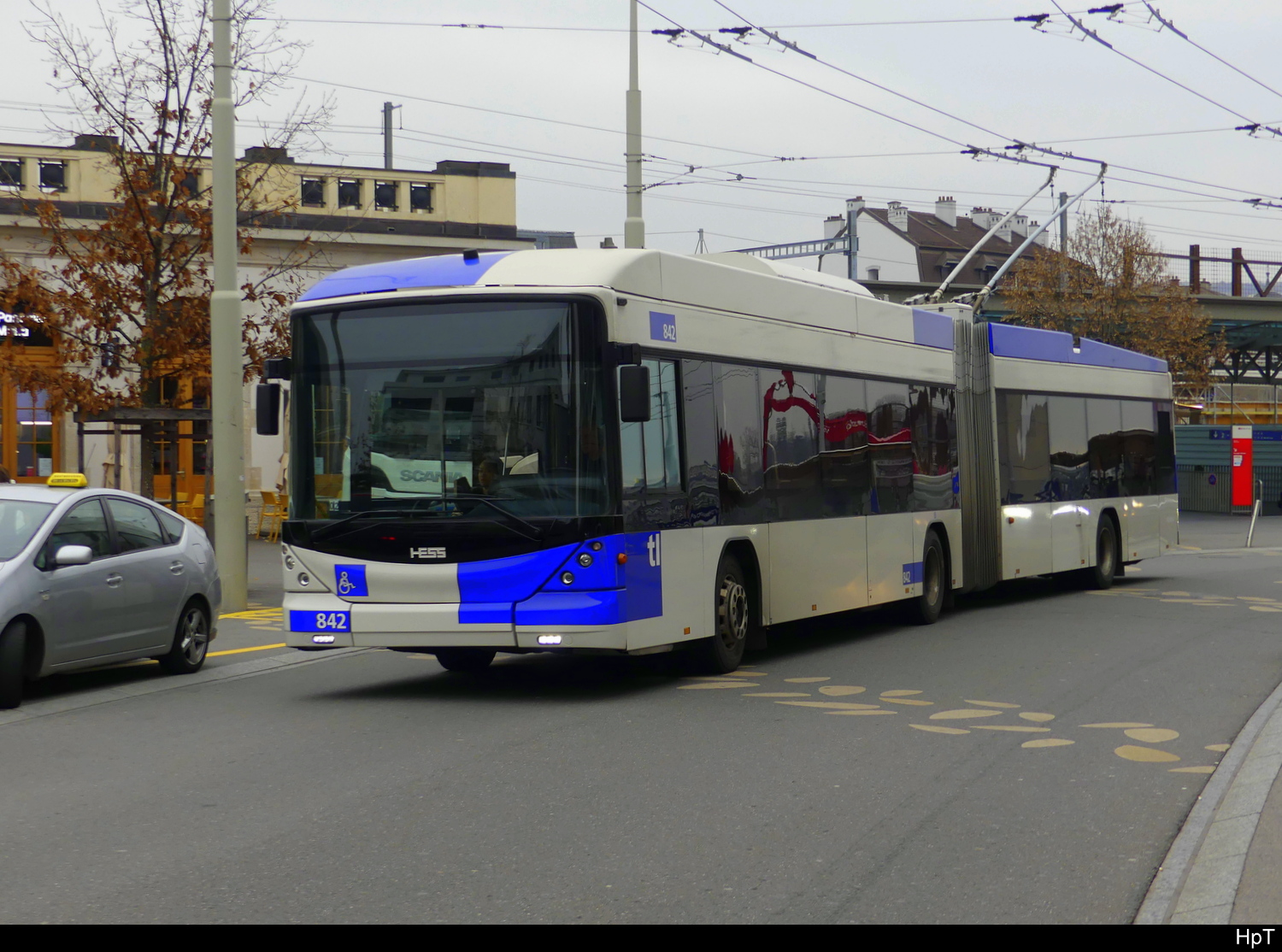 tl - Hess Trolleybus Nr.842 unterwegs vor dem Bhf Renens am 2024.11.30