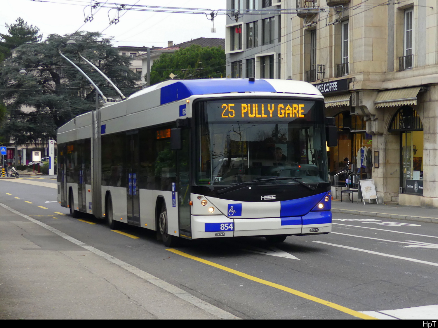 tl - Hess Trolleybus Nr.845 unterwegs auf der Linie 25 in Lausanne am 2024.11.30