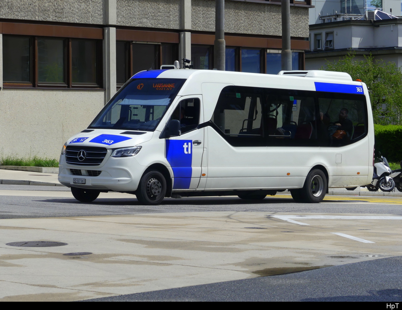 tl - Mercedes Sprinter  Nr.363  VD  507061 unterwegs auf der Linie 42 in der Stadt Lausanne am 2024.05.04