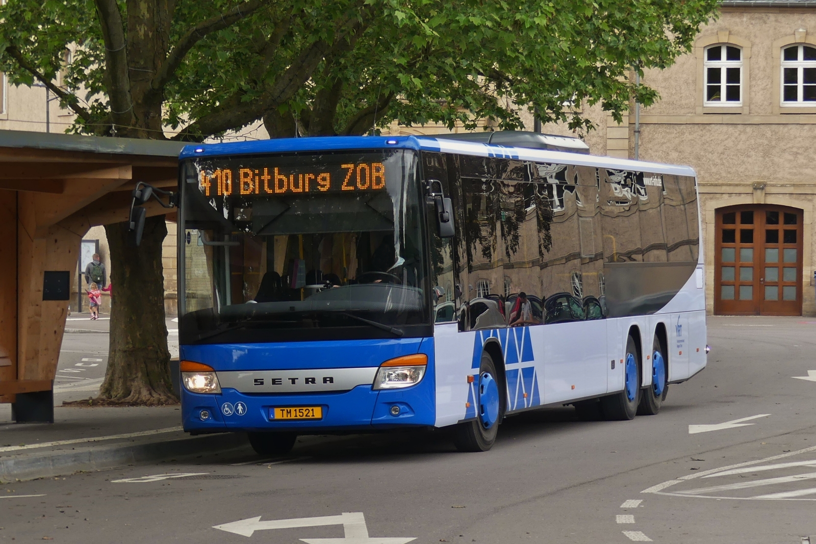 TM 1521 Setra S 418 LE vom VRT, mit luxemburgischen Kennzeichen, bedient die Linie 410 Echternach – Bitburg, hier kurz vor der Abfahrt an der Haltstelle Lycée in Echternach. 05.2024