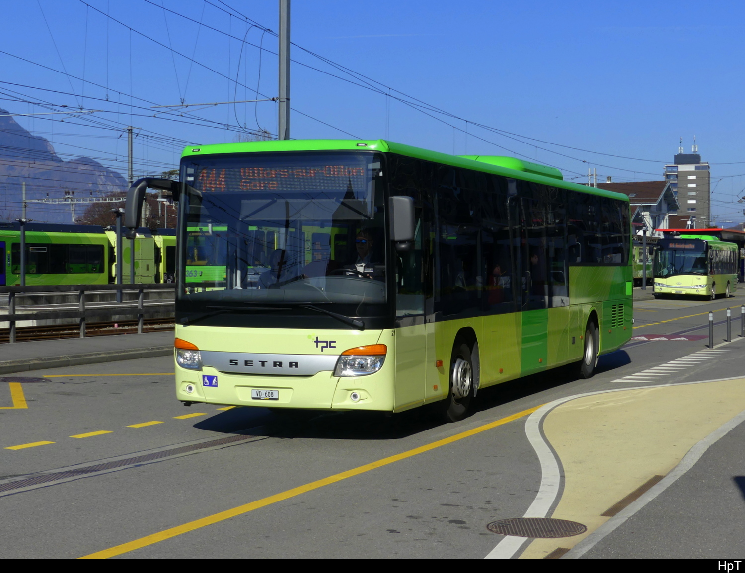 tpc - Setra S 415 LE  Nr.27 unterwegs beim Bahnhof in Aigle am 07.03.2025