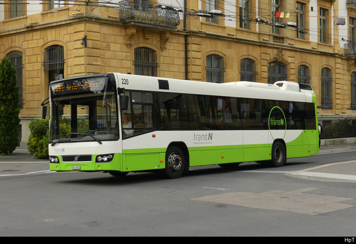 TransN - Volvo 7700 Nr.220 unterwegs auf der Linie 109 in der Stadt Neuchâtel am 2024.10.03