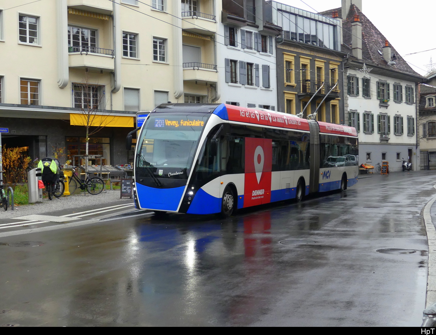 VMCV - VanHool Trolleybus Nr.802 unterwegs auf der Linie 201 in Vevey am 2024.12.14