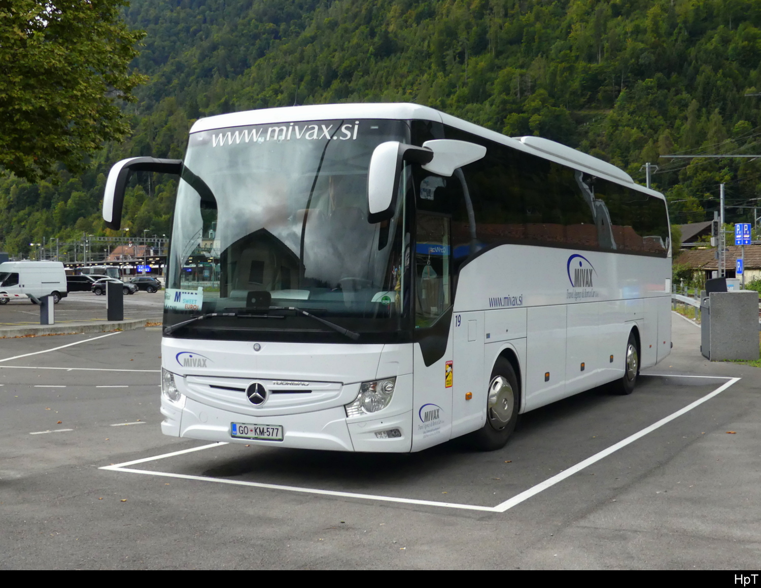 Weisser Mercedes Tourismo in Interlaken am 2024.09.08