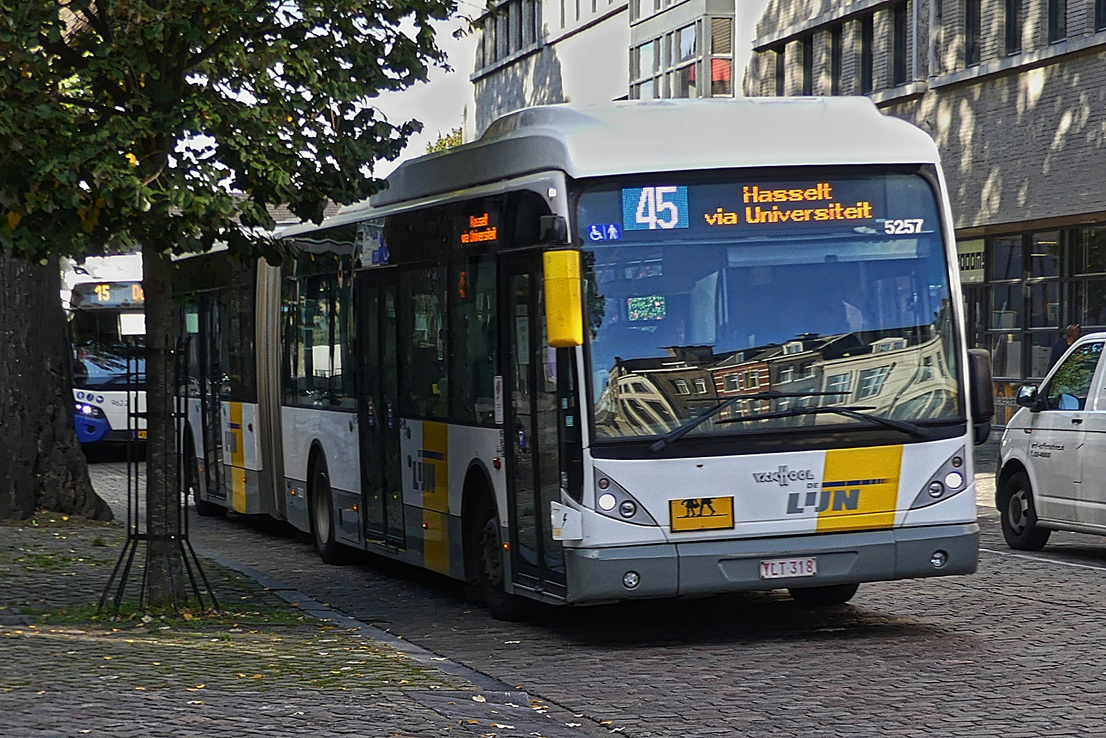 YLT-318, VanHool New AG 300, von De Lijn, gesehen in den Straßen von Maastricht. 10.2024