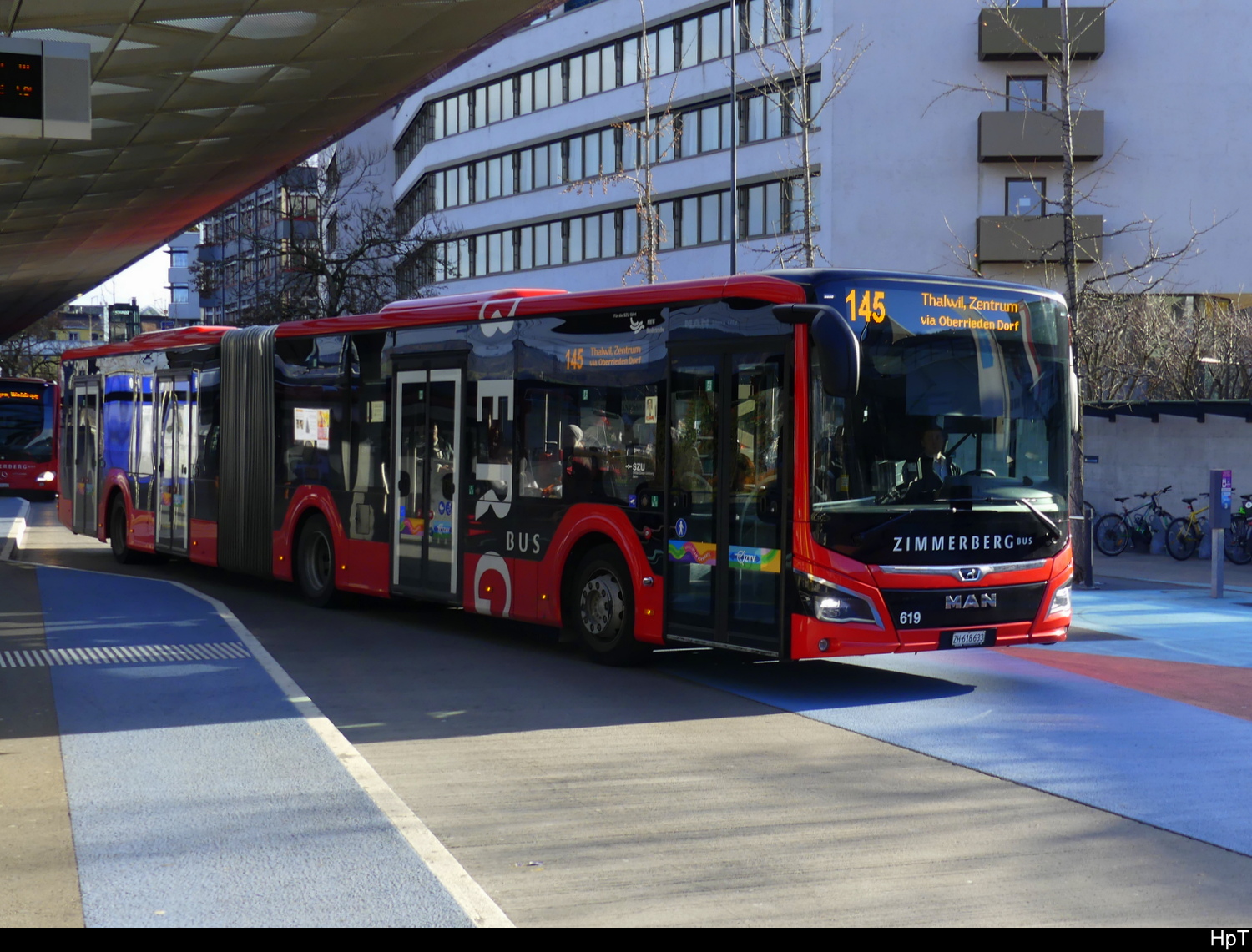 Zimmerberg Bus - MAN Lion`s City Hybrid  Nr.619  ZH  618633 unterwegs auf der Linie 145 bei den Bushaltestellen neben dem Bhf. Horgen am 2024.12.21