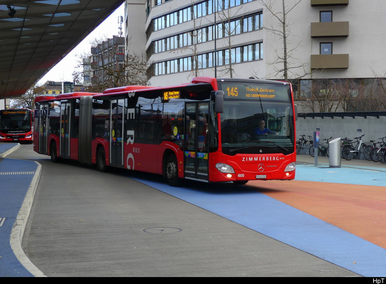 Zimmerberg Bus - Mercedes Citaro  Nr.605  ZH 402287 unterwegs auf der Linie 145 bei den Bushaltestellen neben dem Bhf. Horgen am 2024.12.21