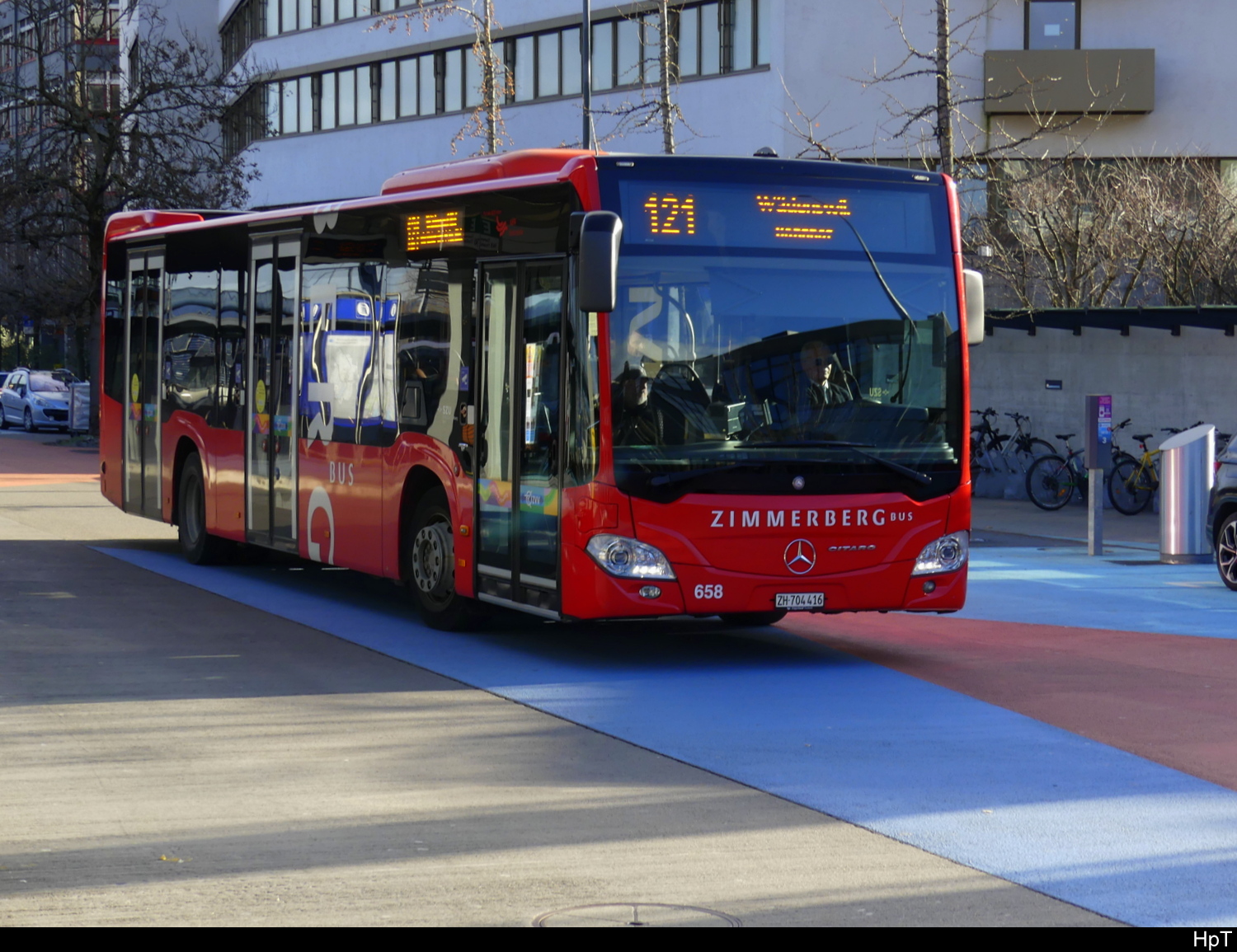 Zimmerberg Bus - Mercedes Citaro Nr.658  ZH 704416 unterwegs auf der Linie 121 bei den Bushaltestellen neben dem Bhf. Horgen am 2024.12.21