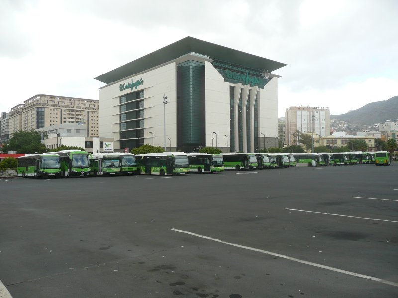 12.10.10 TITSA Busbahnhof in Santa Cruz de Tenerife im Hintergrund