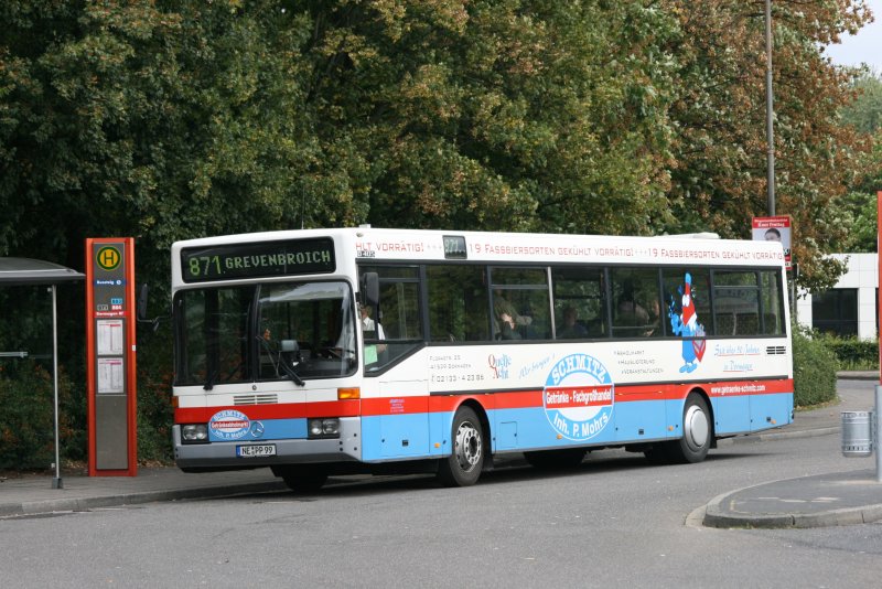 Dieser 0 405er fhrt im Auftrag des BVR die Linie 871 nach Grevenbroich.
Der Wagen wirbt fr Getrnke Fachgrohandlung Schmitz in Dormagen.
Aufgenommen am ZOB Dormagen.