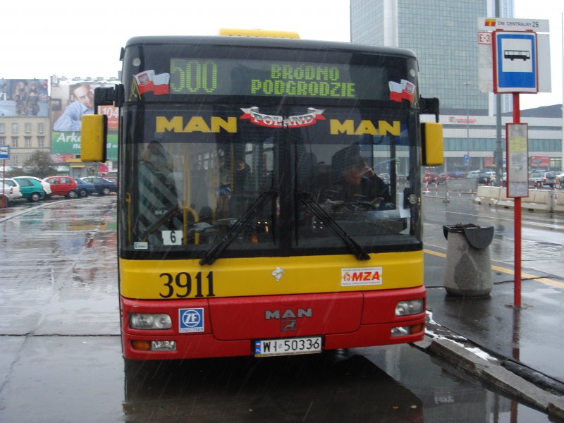 Dieser Bus macht kurz pause bevor er im Warszawa Berufsverkehr wieder tchtig unterwegs ist. Das Foto wurde vor dem Bahnhof Warszawa Centralna aufgenommen.
